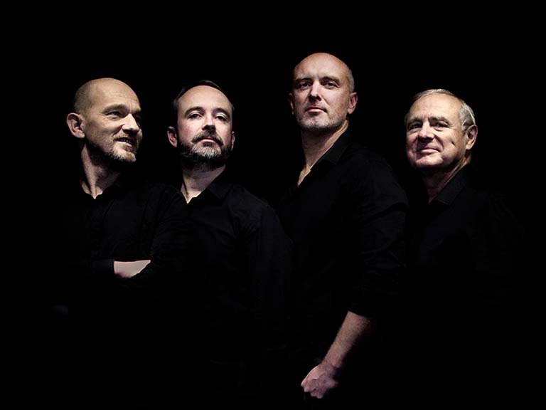 groupe de chanteurs en l'abbatiale de Guîtres
